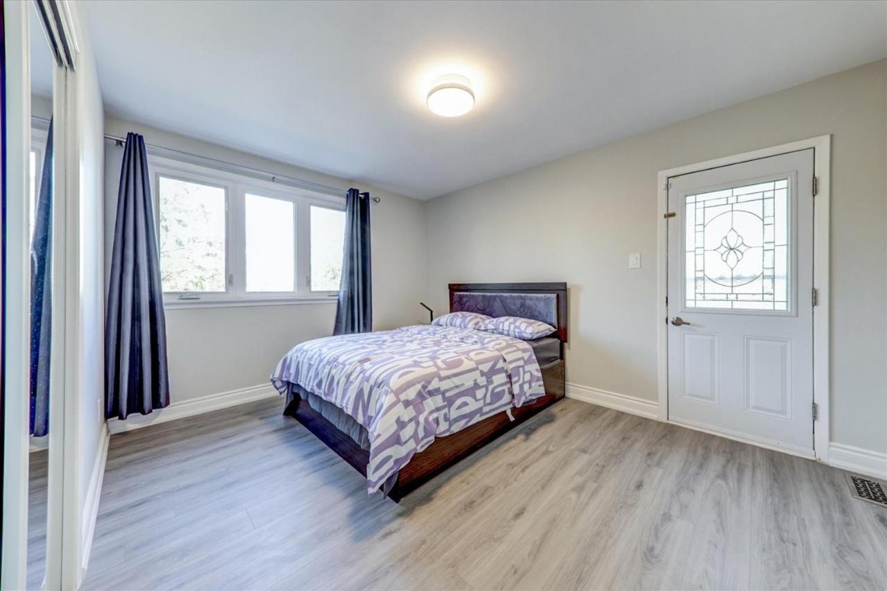 Stunning 7 Bedroom Rougeview Home With 2 Kitchens, 5 Bathrooms, Amazing Backyard & 8-Car Parking Toronto Exterior foto