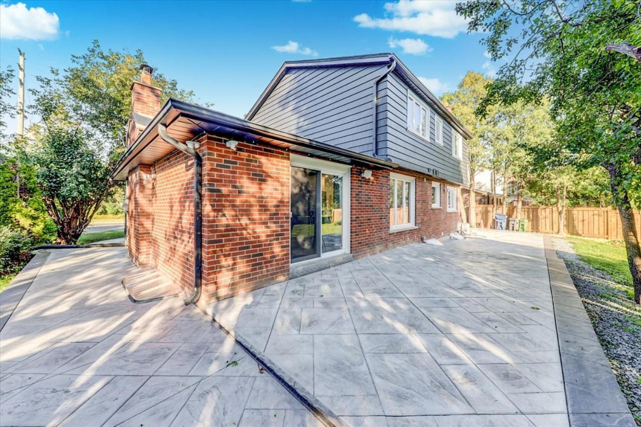 Stunning 7 Bedroom Rougeview Home With 2 Kitchens, 5 Bathrooms, Amazing Backyard & 8-Car Parking Toronto Exterior foto